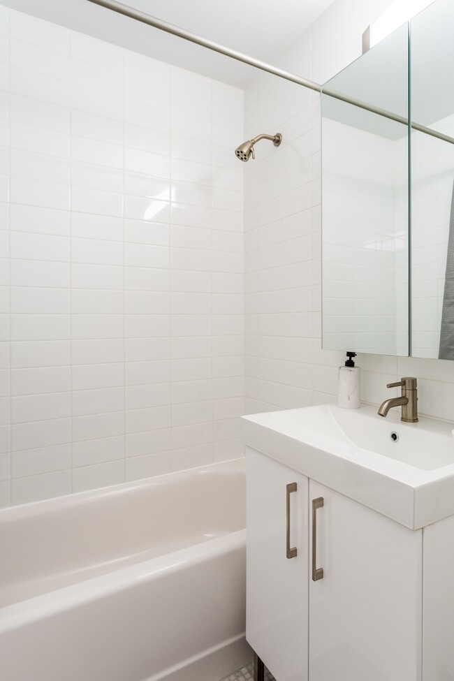 Building Photo - Master & Ensuite Bath - 20X