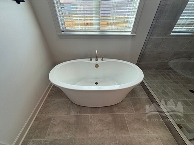 Building Photo - Beautiful NEW BUILD in Oakland, TN!