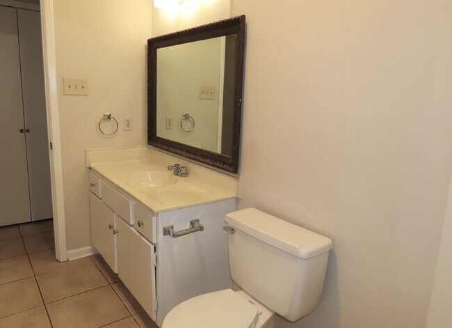 Building Photo - South Tyler! Spacious 3 Bedroom, 2 Bath Du...