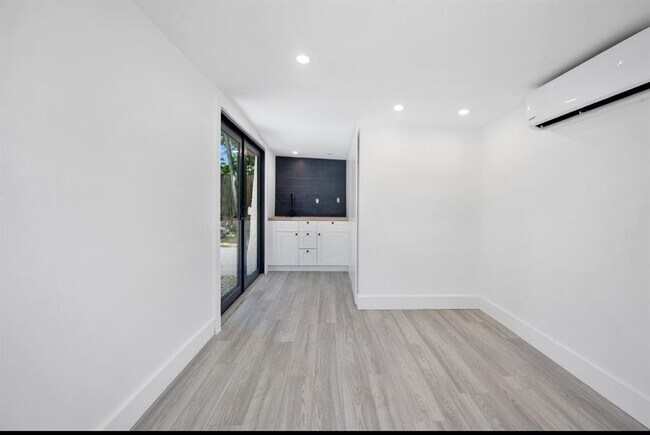 Building Photo - 823 33rd St