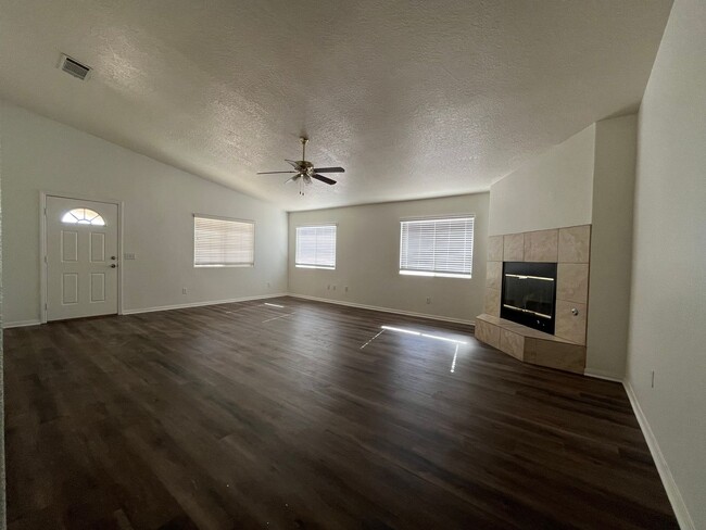 Building Photo - 3 bedroom 2 bath Apple Valley Home Availab...