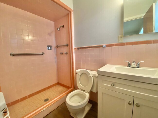 Building Photo - MOVE IN SPECIAL - half off the second's month rent