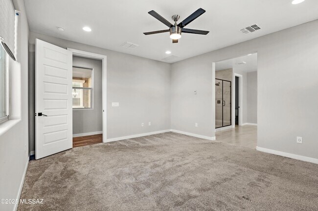 Building Photo - 1009 E Silver Ray Dr