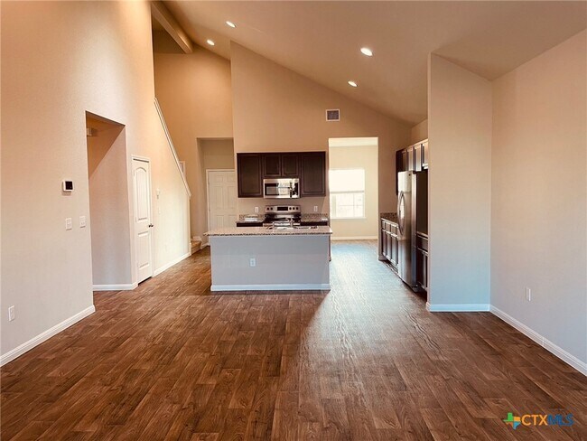 Building Photo - 208 American Ave