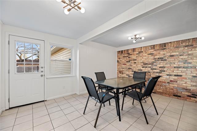 Building Photo - 9936 Lakemere Dr