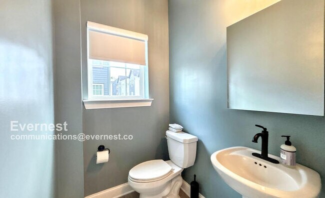 Building Photo - Beautiful 1 Bed, 1 Bath Apartment with Mod...