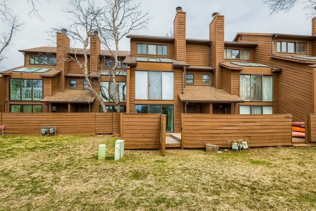 Building Photo - Updated 3 BDR Townhome in King's Ridge