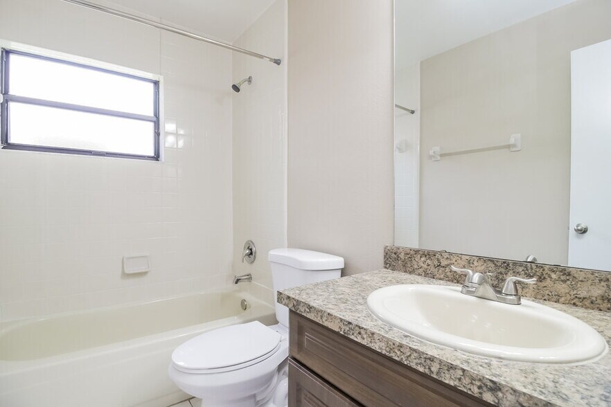 Building Photo - 164 Lakebreeze Cir