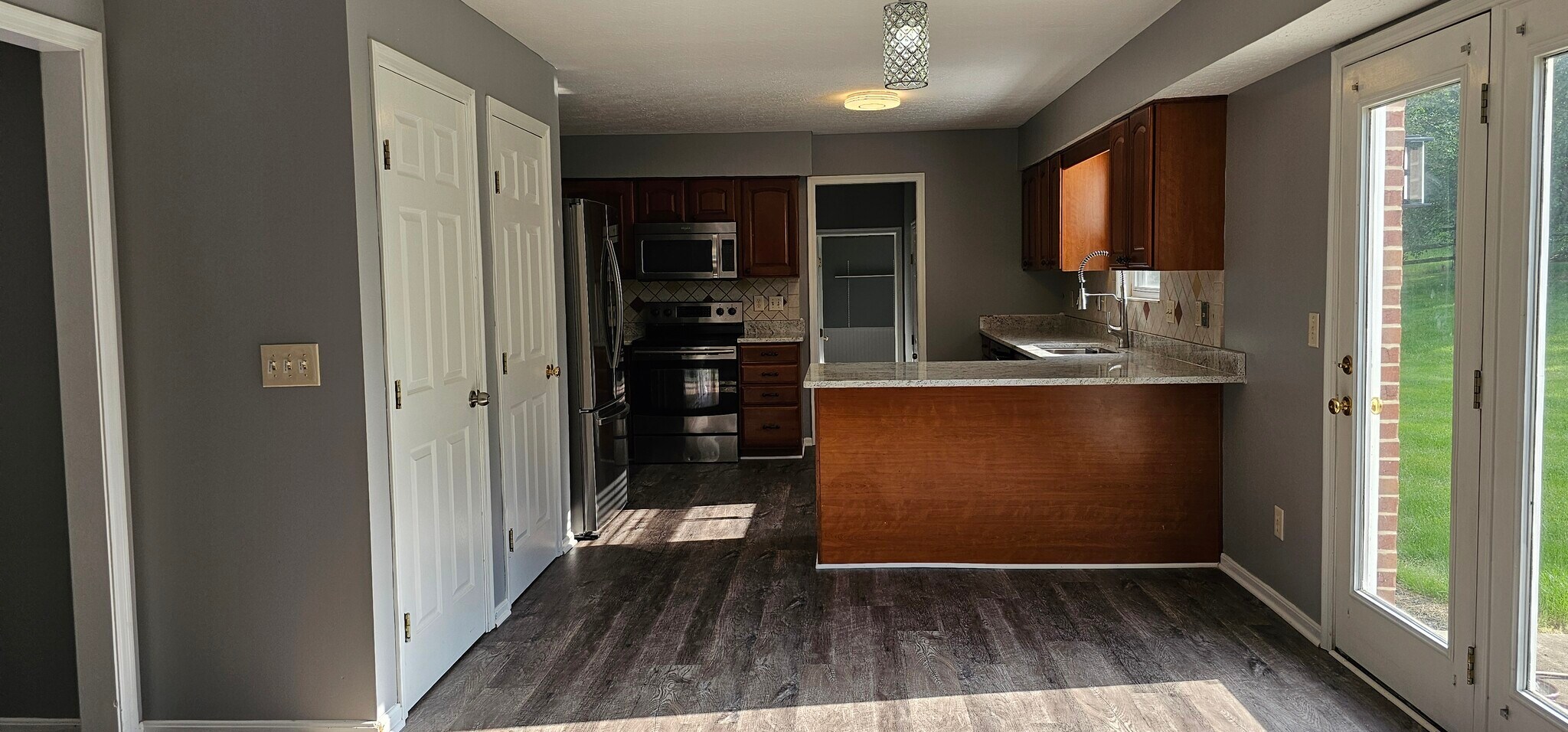 Building Photo - 6553 Clearview Lake Dr