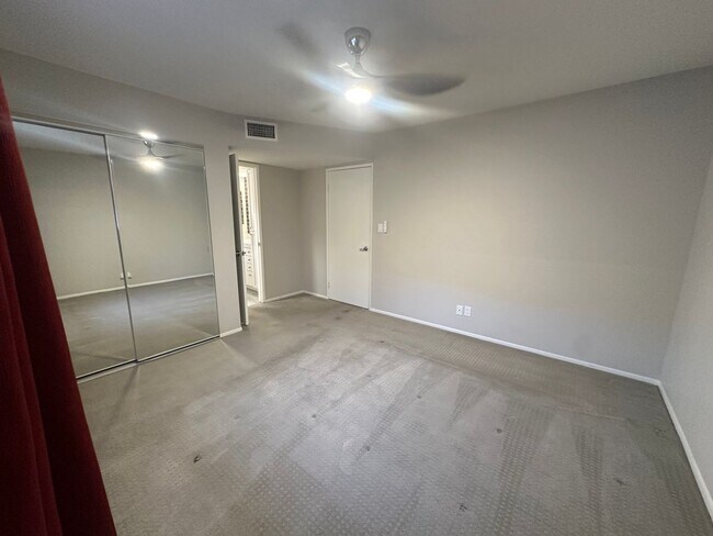 Building Photo - Charming 2 Bed 1 bath Condo