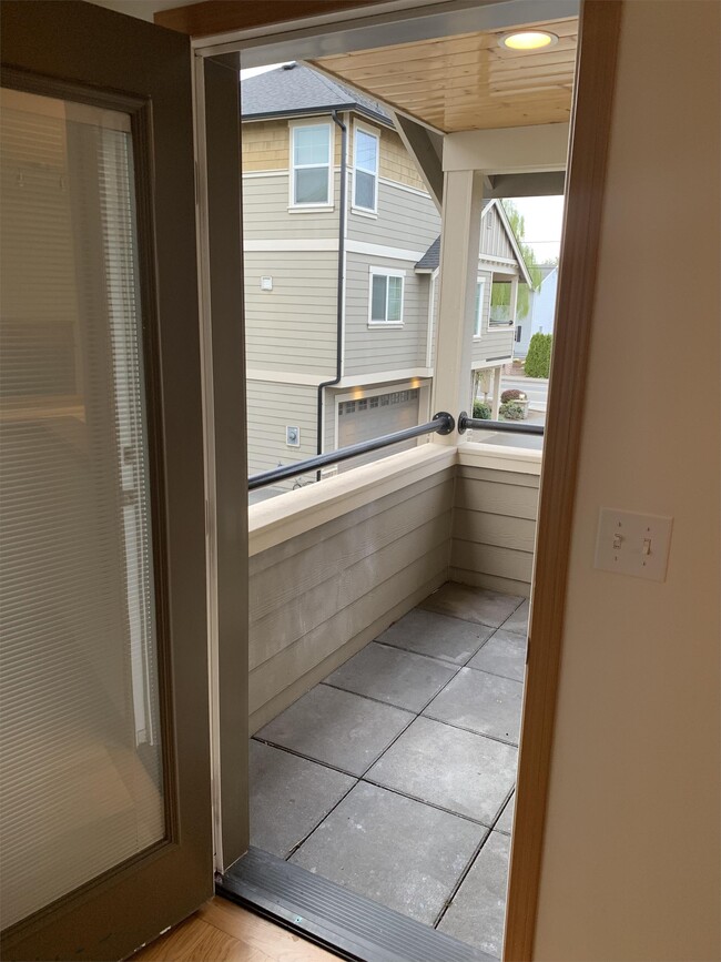 Building Photo - 9515 Holly Dr