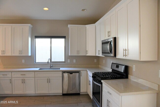 Building Photo - 2362 W Sierra Vista Dr