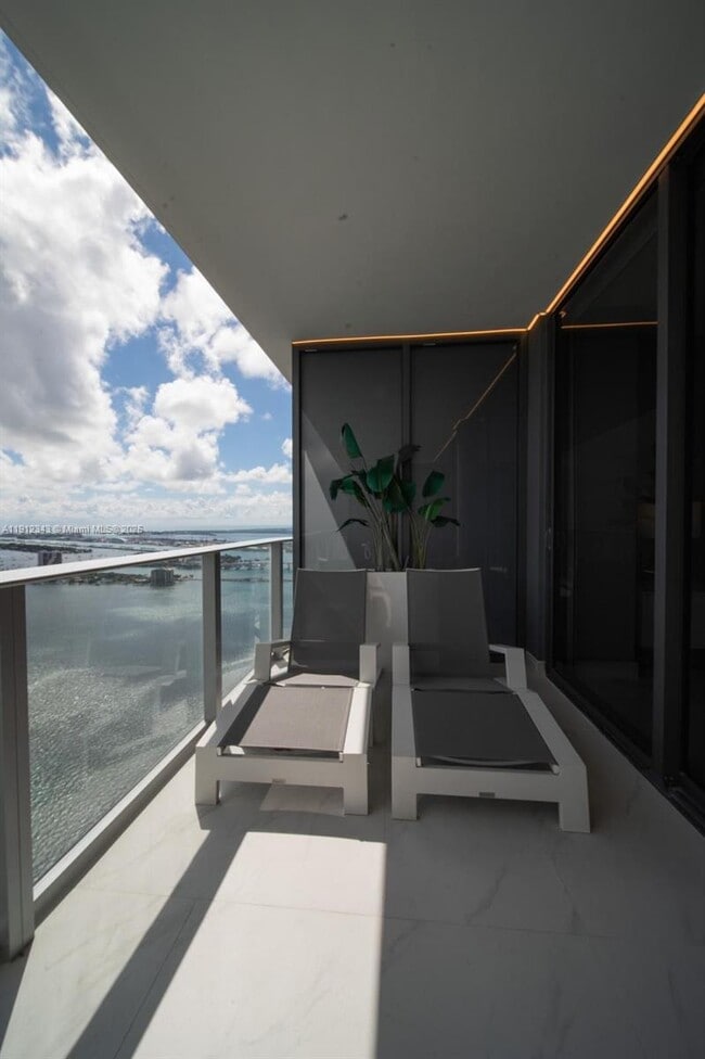 Building Photo - 700 NE 24th St