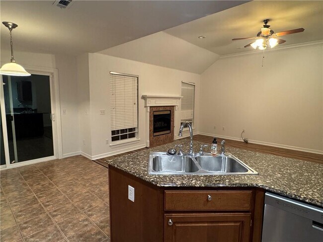 Building Photo - 285 Carrington Ave