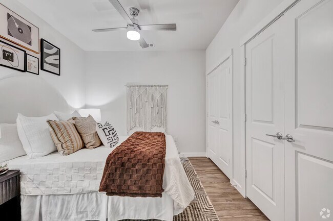 Building Photo - Stylish Studio Living Steps from It All – ...