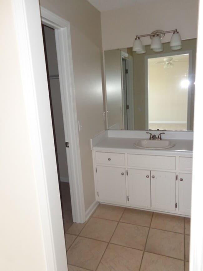 Building Photo - 137 Commons Dr