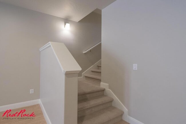 Building Photo - 2277 Mirador Aly