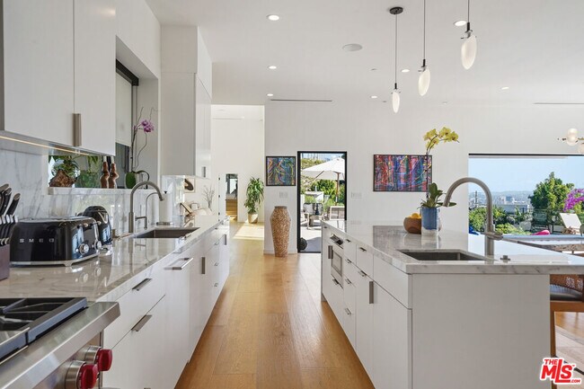 Building Photo - 8242 Hillside Ave