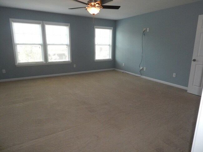 Building Photo - Fabulous 3 bedroom,2.5 bathroom 2 Car gagrage