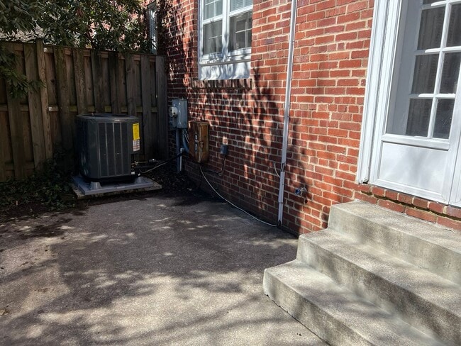 Building Photo - Well Appointed  and Updated Townhome in Downtown Bethesda