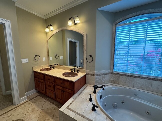 Building Photo - Executive Rental in Pear Alley Condominium...