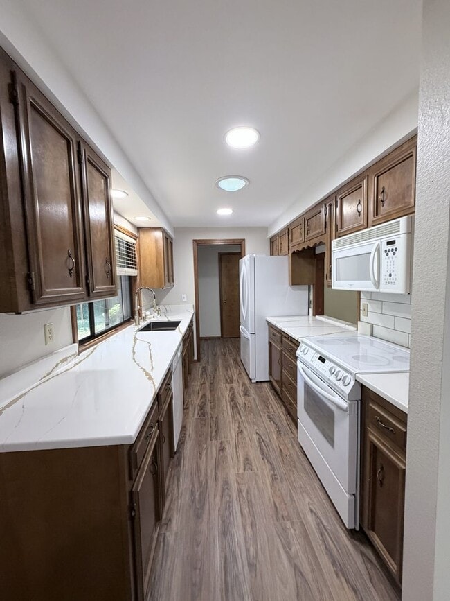 Building Photo - Three Bedroom Home in South Salem