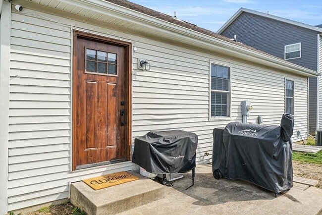 Building Photo - 3 Bedroom house with Finished Basement - Available August 2026