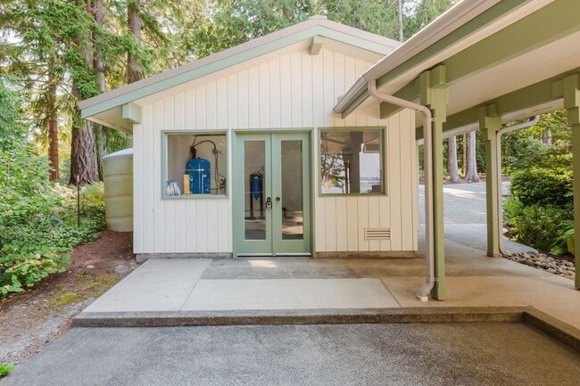 Building Photo - Low Bank Waterfront New Remodel on Huge Lot