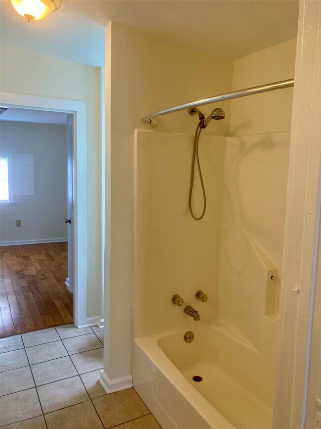 Building Photo - 817 10th St