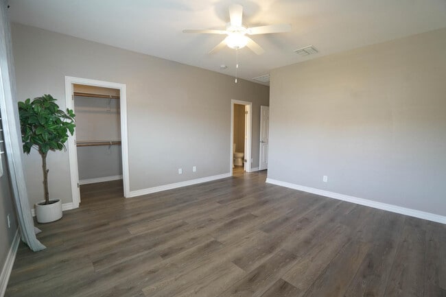 Building Photo - 884 W Whistling Thorn Ave