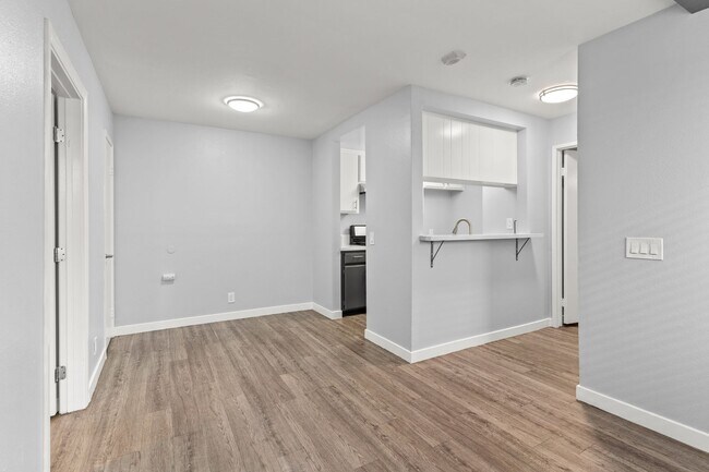 Building Photo - 533 E 11th Street