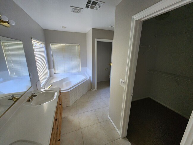 Building Photo - Gorgeous 3Bed/2.5 Bath home- located in N. Summerlin gated Community