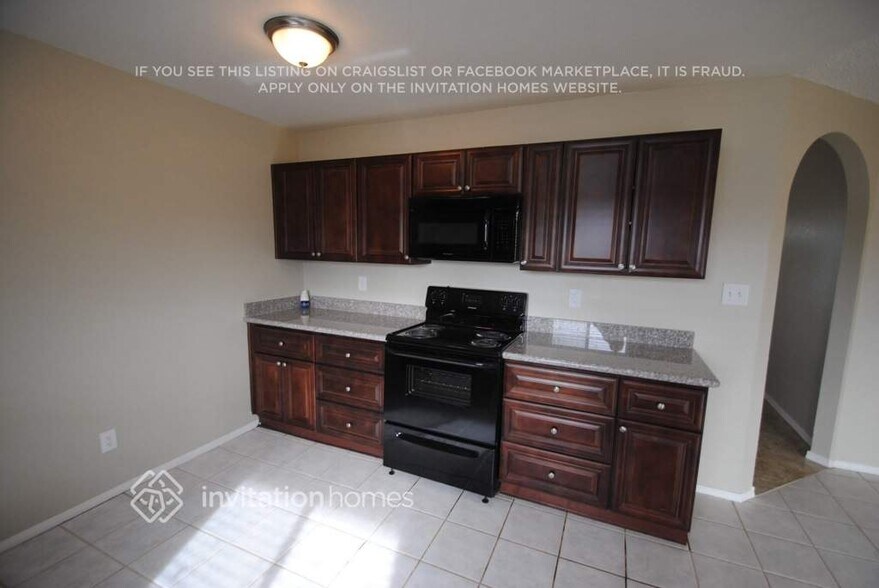 Building Photo - 3265 E Carmel Ave