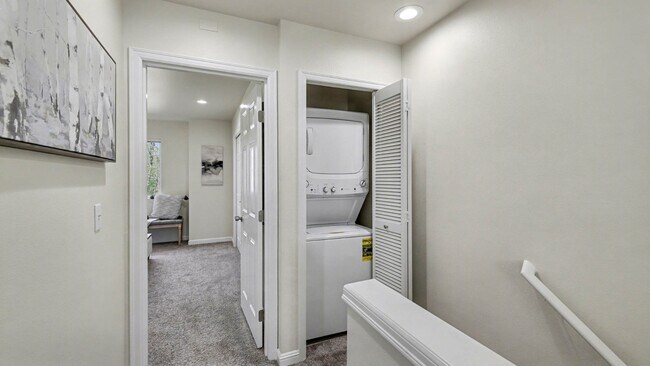 Building Photo - Updated Kirkland Townhome in Lochshire Condominiums with Premium Amenities- Available NOW
