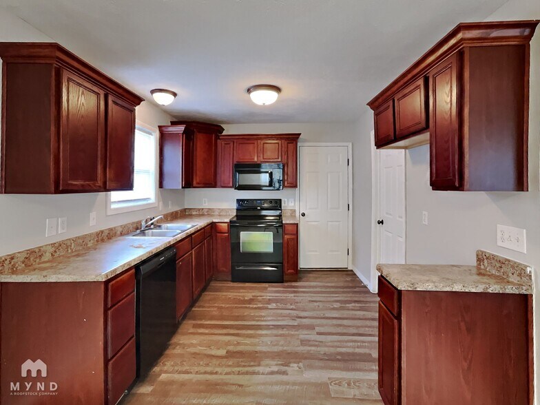 Building Photo - 624 S Mahn Ave