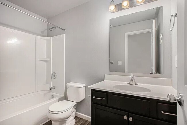 Building Photo - Spacious 4 bedroom for lease