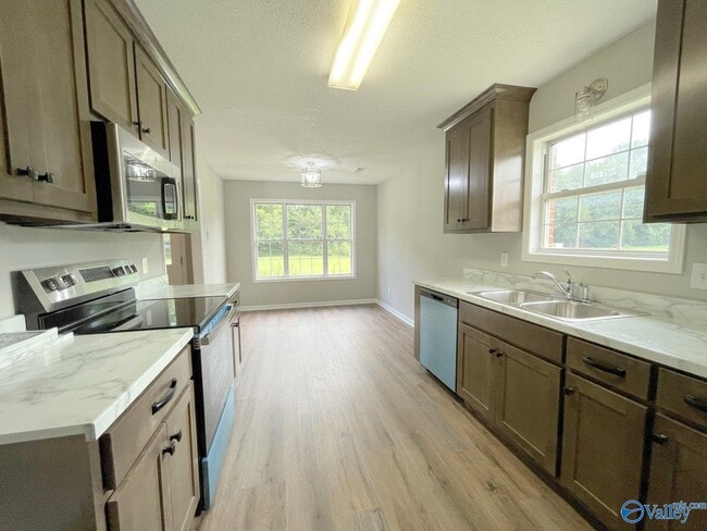 Building Photo - 100 Brook Glen Dr