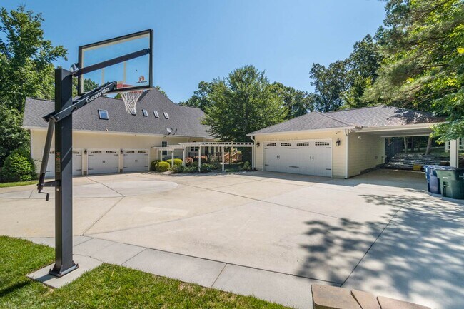 Building Photo - 246 Valley Meadow Dr