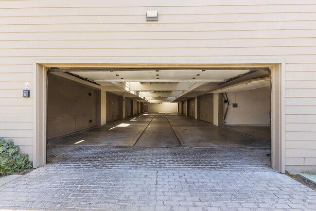 Building Photo - 723 Seacoast Dr
