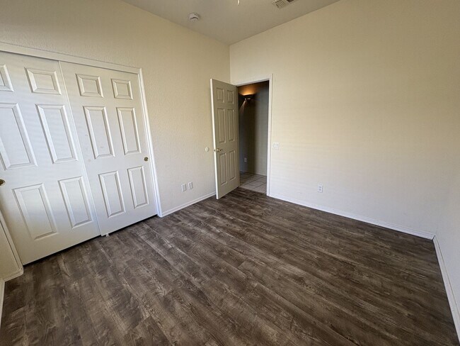 Building Photo - Great eastside location Pet friendly