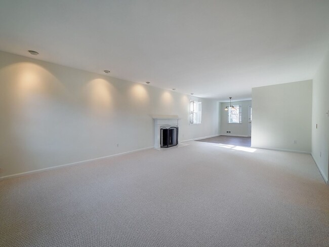 Building Photo - 2702 Navarre Dr
