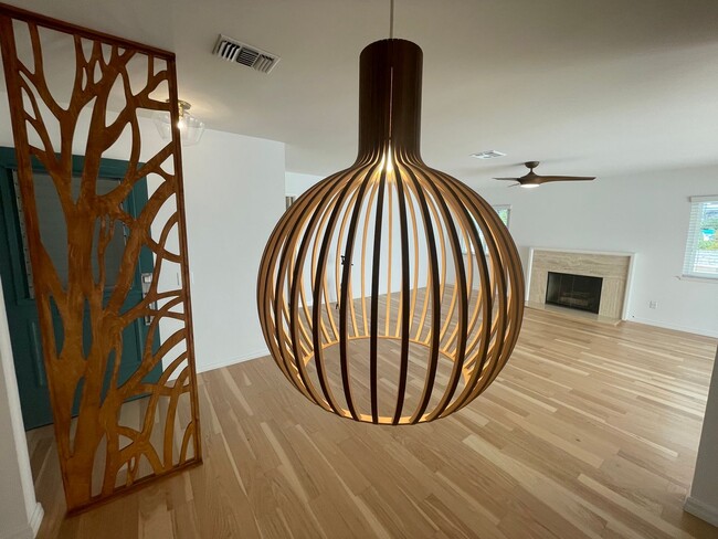 Building Photo - Awesome home on massive lot, 55+ community