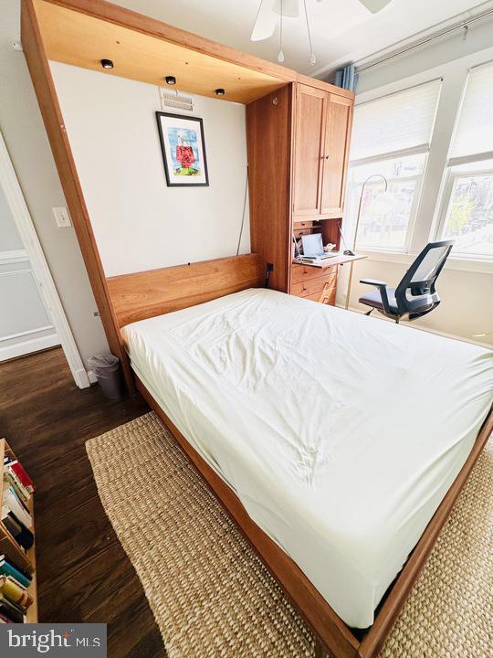 Building Photo - 1911 D St NE