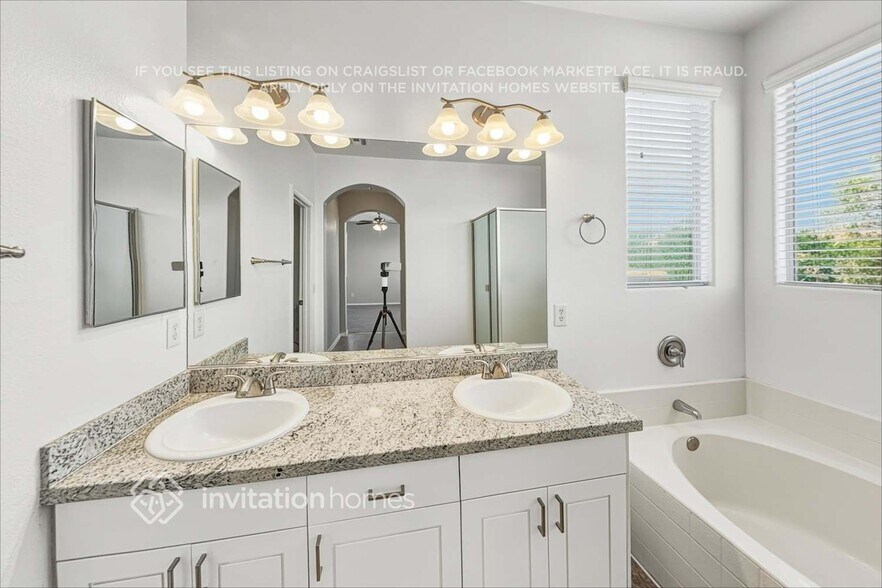 Building Photo - 4028 Villeroy Ave