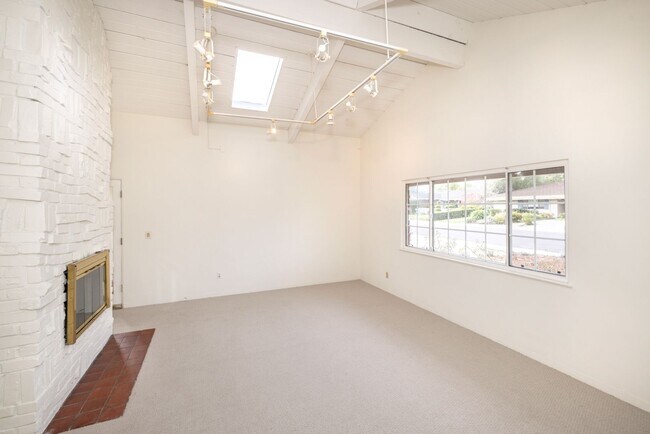 Building Photo - Charming 3 Bed, 2 Bath Single Story Home - Available Short Term!