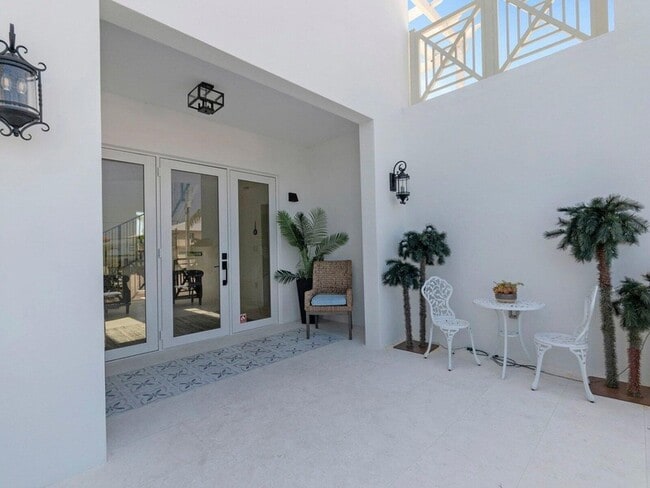 Building Photo - 317 E Seaview Cir