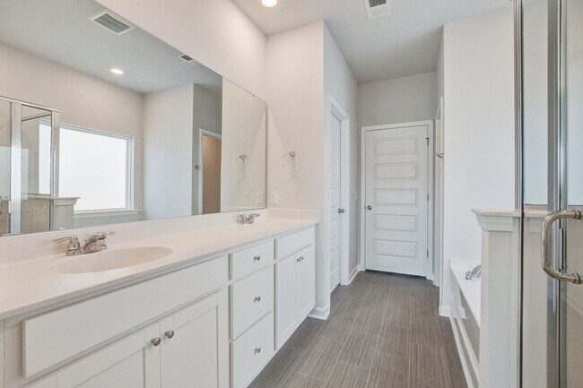 Building Photo - Stunning 5 Bedroom Cypress Preserve