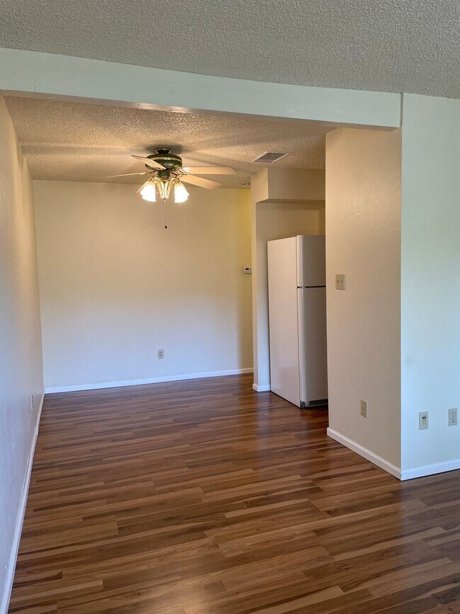 Building Photo - 1 bed/1 bath apartment close to CSU, bike trails, restaurants, shopping and more!