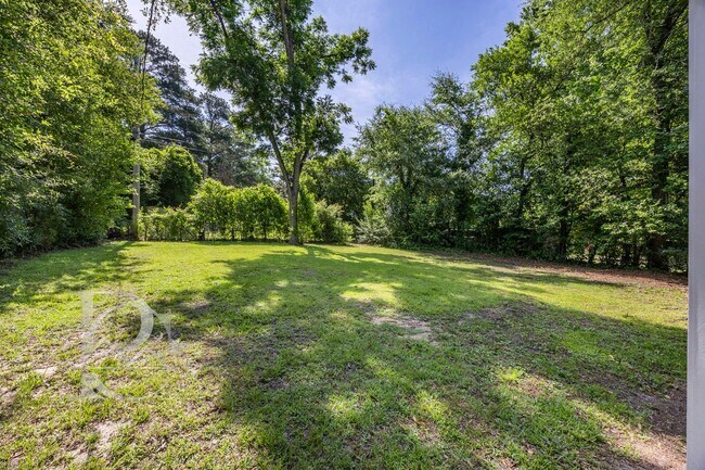 Building Photo - RENOVATED THREE BEDROOM IN ROSEWOOD