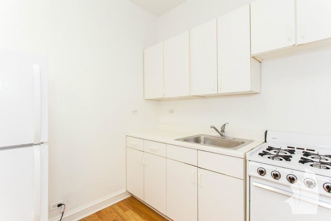 Building Photo - 540 W Wellington Ave